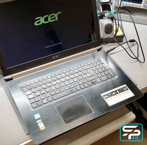 Acer залит жидкостью не включается