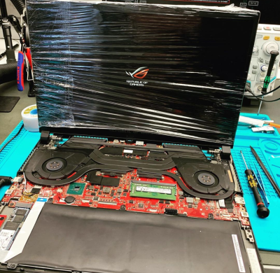 Asus Rog Strix при включении черный экран